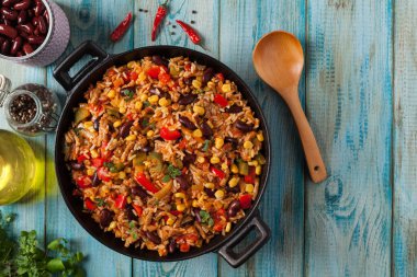 Kıyma ve sebzeli Meksika pirinci. Üst görünüm.