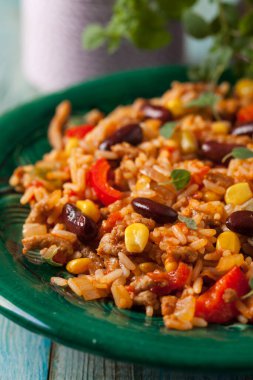 Kıyma ve sebzeli Meksika pirinci. Ön görünüm.