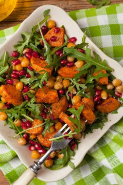 Mercimek, nar ve roketli tatlı patates salatası. Üst Manzara. Doğal ahşap zemin.