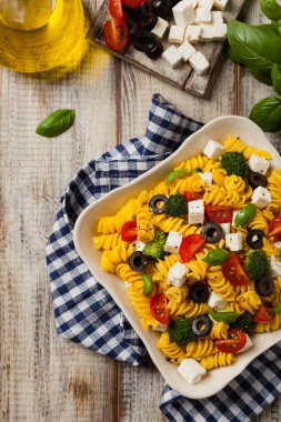 Makarna ve peynirli salata. Üst Manzara. Düz yatıyordu. 