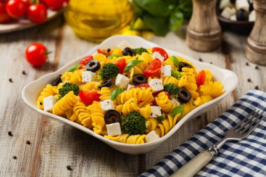 Makarna ve peynirli salata. Ön görünüm. 