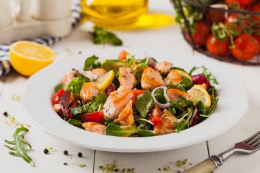 Izgara somon parçalı lezzetli salata. Ön manzara. Beyaz tahta arkaplan.