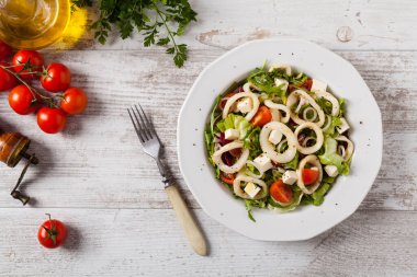 Kalamar yüzüklü salata. Üst görünüm.