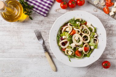 Kalamar yüzüklü salata. Üst görünüm.