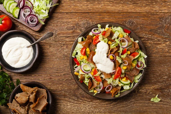 Gyros Kebeb Salade Met Schapenvlees Groenten Bovenaanzicht — Stockfoto