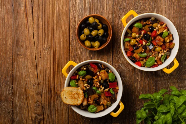 Traditionell Italiensk Caponata Serveras Med Krutonger Gul Solig Kruka Dekorerad — Stockfoto