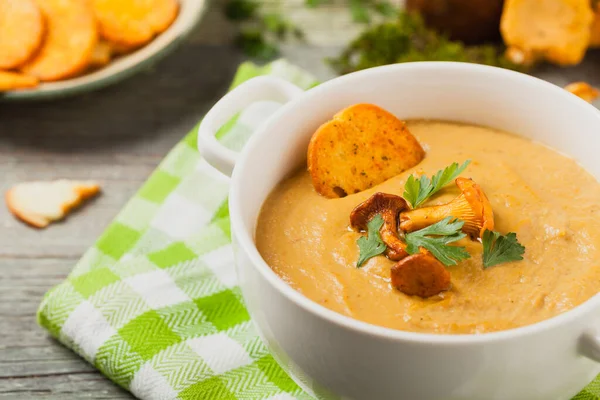 Sopa Deliciosa Creme Com Chanterelles Cogumelos Vista Frontal — Fotografia de Stock