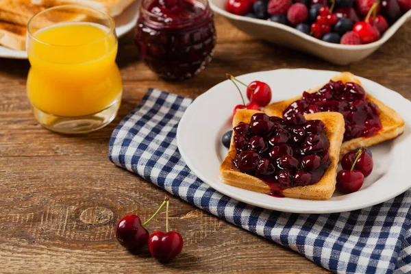 Breakfast Toasts Cherry Peach Jam Fresh Fruit Front View — Stock Photo, Image