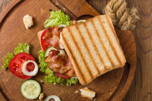 Rostad Smörgås Med Bacon Tomat Gurka Och Sallad Ovanifrån — Stockfoto