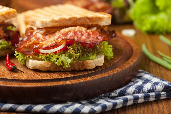 Rostad Smörgås Med Bacon Tomat Gurka Och Sallad Framifrån — Stockfoto