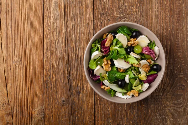 Salada Primavera Italiana Com Queijo Cabra Uvas Nozes Servido Com — Fotografia de Stock