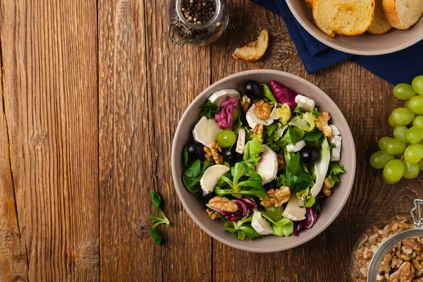 Insalata Primavera Italiana Con Formaggio Capra Uva Noci Servito Con — Foto Stock