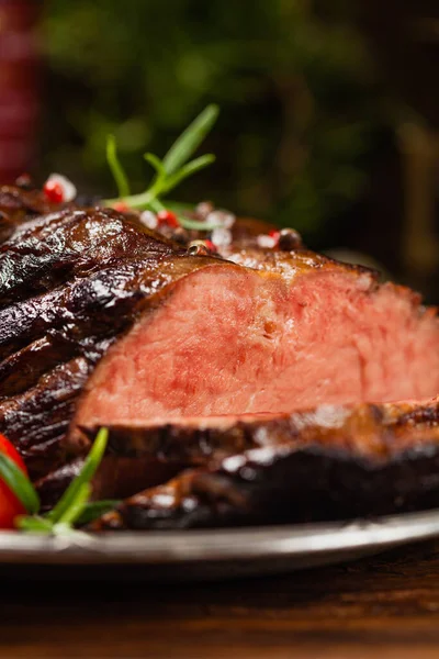 Brisket Asado Estilo Rústico Fondo Madera Natural Estilo Oscuro Vista —  Fotos de Stock