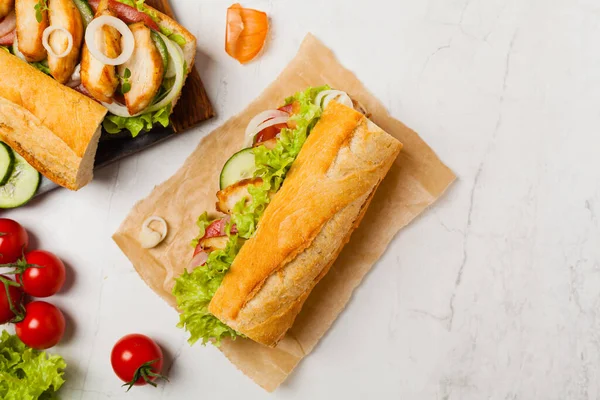 Panino Pollo Con Pomodoro Cetriolo Lattuga Cipolle Sfondo Pietra Bianca — Foto Stock