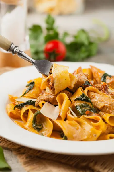 Salada Italiana Massa Pappardelle Com Espinafre Frango Grelhado Tomate Seco — Fotografia de Stock