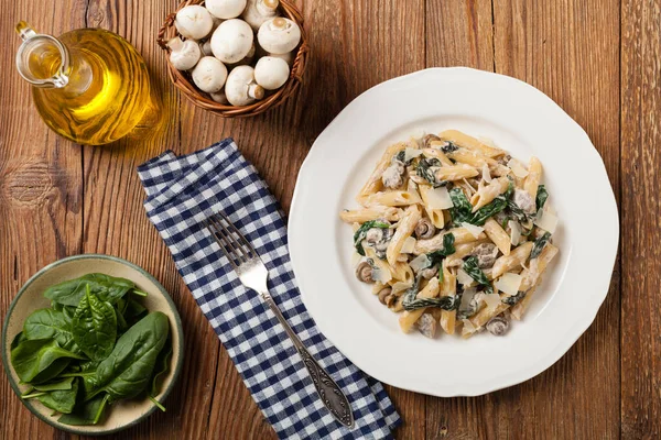 Massa Penne Com Espinafre Cogumelos Polvilhado Com Queijo Vista Superior — Fotografia de Stock