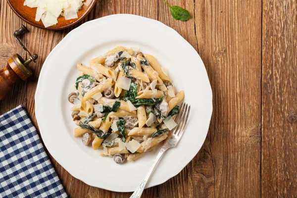 Penne Pasta Met Spinazie Champignons Bestrooid Met Kaas Bovenaanzicht — Stockfoto