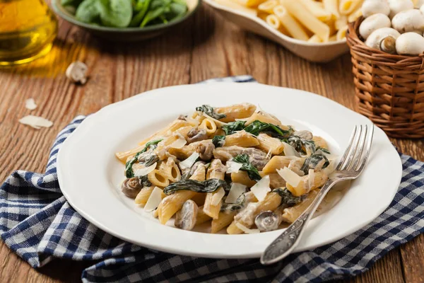 Penne Pasta Met Spinazie Champignons Bestrooid Met Kaas Vooraanzicht — Stockfoto