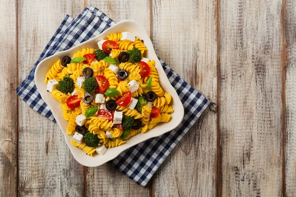 Salada Com Macarrão Queijo Feta Vista Superior Depósito Plano — Fotografia de Stock