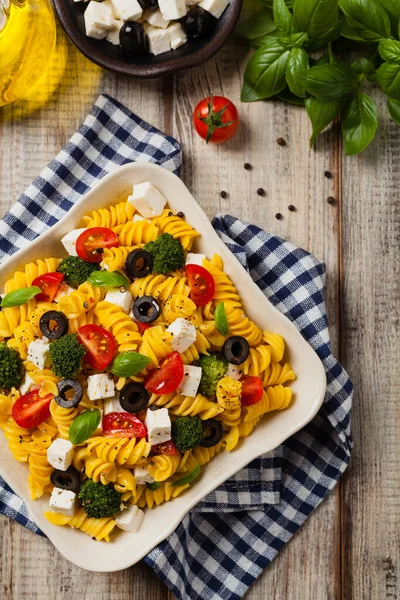 Salada Com Macarrão Queijo Feta Vista Superior Depósito Plano — Fotografia de Stock