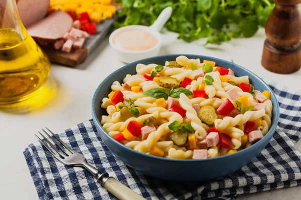 Italienische Fusilli Pasta Einem Salat Mit Schinken Und Gemüse Frontansicht — Stockfoto
