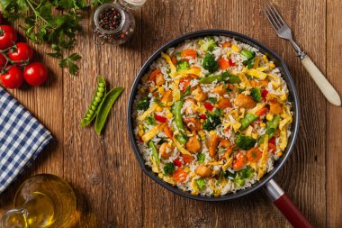 Nasi goreng. Yumurta ve sebzeli kızarmış pilav. Üst görünüm. 