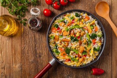 Nasi goreng. Yumurta ve sebzeli kızarmış pilav. Üst görünüm. 