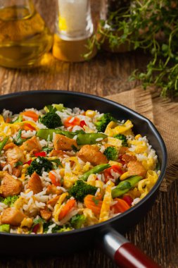 Nasi goreng. Yumurta ve sebzeli kızarmış pilav. Ön görünüm. 