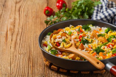 Nasi goreng. Yumurta ve sebzeli kızarmış pilav. Ön görünüm. 