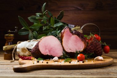Tahtada tütsülenmiş domuz eti. Farklı et türleri.