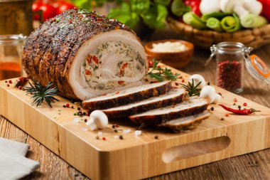 Bütün pastırmayı pişirdim. Kıyma, mantar ve kırmızı biberli Roulade. Ön görünüm.