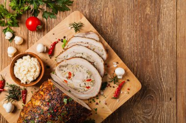 Bütün pastırmayı pişirdim. Kıyma, mantar ve kırmızı biberli Roulade. Üst görünüm.