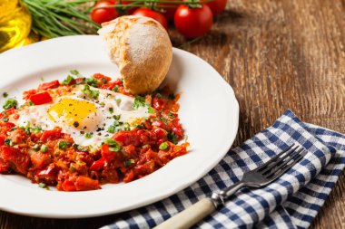 Shakshouka, domates sosunda haşlanmış yumurta, acı biber, soğan. Ön görünüm. 