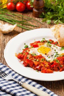 Shakshouka, domates sosunda haşlanmış yumurta, acı biber, soğan. Ön görünüm. 