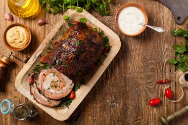 Bütün olarak kızartılmış, kıymalı domuz boynuyla doldurulmuş. Üst Manzara. Doğal ahşap zemin.