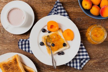 Kahvaltıda. Kirazlı tost, şeftali reçeli ve taze meyve. Üst Manzara. Düz yatıyordu. 