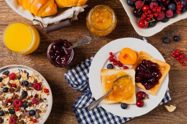 Kahvaltıda. Kirazlı tost, şeftali reçeli ve taze meyve. Üst Manzara. Düz yatıyordu. 