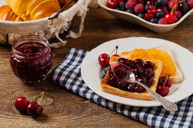 Kahvaltıda. Kirazlı tost, şeftali reçeli ve taze meyve. Ön görünüm. 