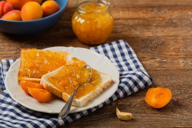 Kahvaltıda. Kirazlı tost, şeftali reçeli ve taze meyve. Ön görünüm. 