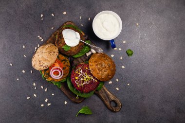 Havuçlu sebze burger, pancar kökü ve mantar. Üst Manzara. Siyah arkaplan.