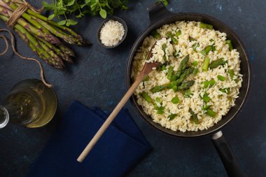 Klasik İtalyan pilavı ve kuşkonmaz. Üst Manzara. Koyu mavi arkaplan.