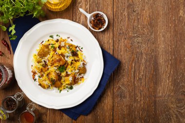 Biryani ve tavuk. Geleneksel Hint yemeği ve baharat ve yoğurt ile marine edilmiş tavuk. Doğal ahşap arka plan. 