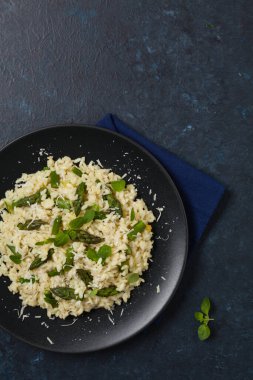 Klasik İtalyan pilavı ve kuşkonmaz. Üst Manzara. Koyu mavi arkaplan.