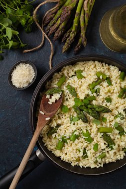 Klasik İtalyan pilavı ve kuşkonmaz. Üst Manzara. Koyu mavi arkaplan.