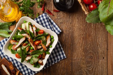 Izgara dana eti, pancar kökü ve salatalık ile nefis salata. Üst görünüm. 