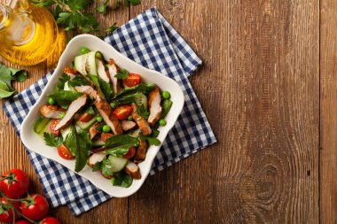 Izgara dana eti, pancar kökü ve salatalık ile nefis salata. Üst görünüm. 