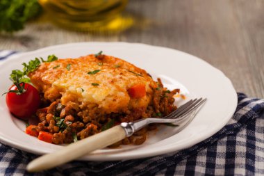Sığır eti ve patatesli kır pastası. Ön görünüm. 