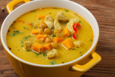 Tavuk ve mercimek ile patates çorbası. Ön manzara. Doğal ahşap zemin.