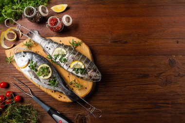 Çiğ balık, ızgara için hazır. Kavram. Tarif için yer. Izgara aksesuarları. Üst Manzara. Düz yatıyordu.