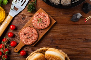 Çiğ sığır burger, ızgara için hazır. Izgara aksesuarları. Kavram. Açıklama için boş yer. Üst görünüm.